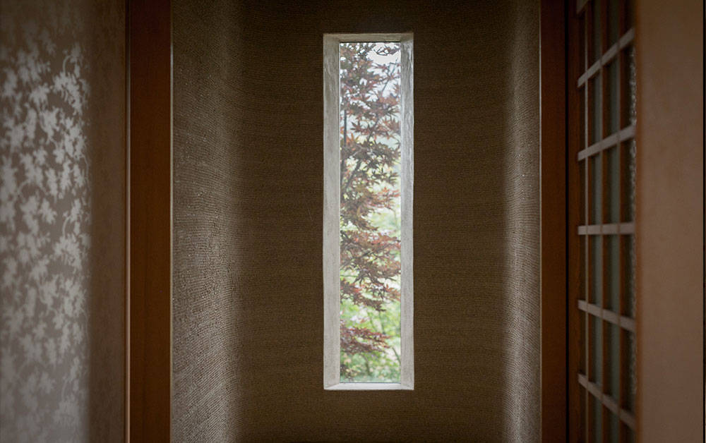 掛け軸窓と褐色の珪藻土の壁