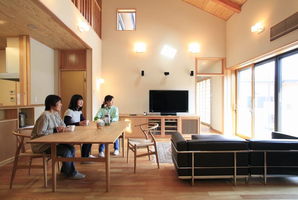 埼玉県深谷市で薪ストーブと太陽光発電、井戸水利用の二世帯住宅