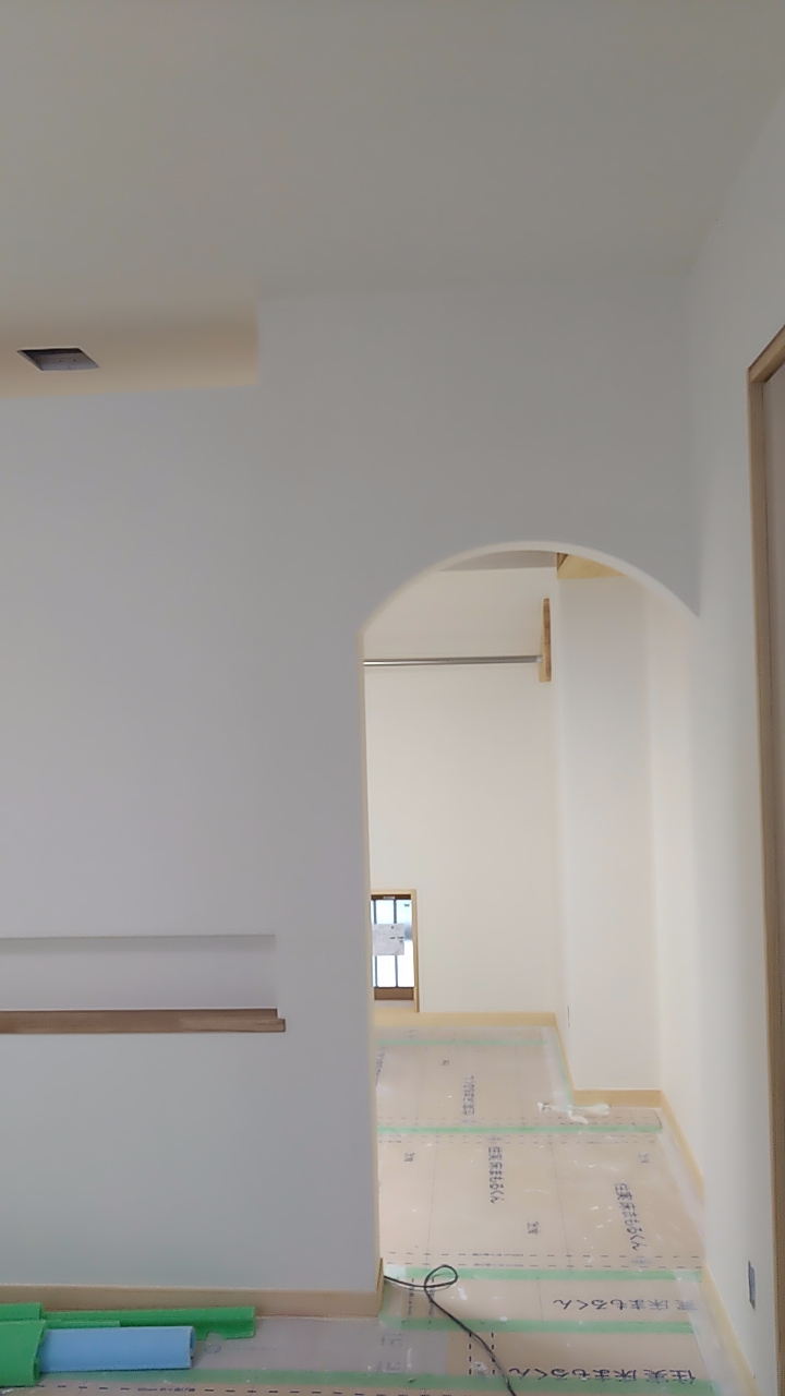 スロープ玄関の小さな木の家　内装仕上げ　＠小泉