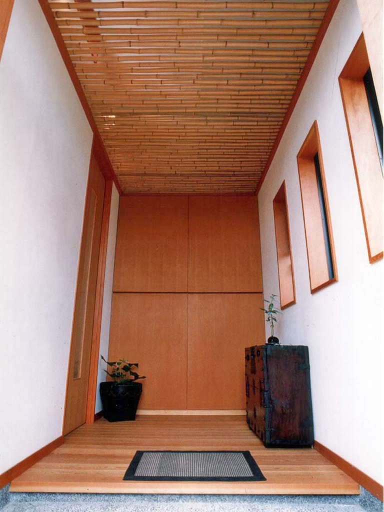 天井に丸竹を敷き並べた玄関