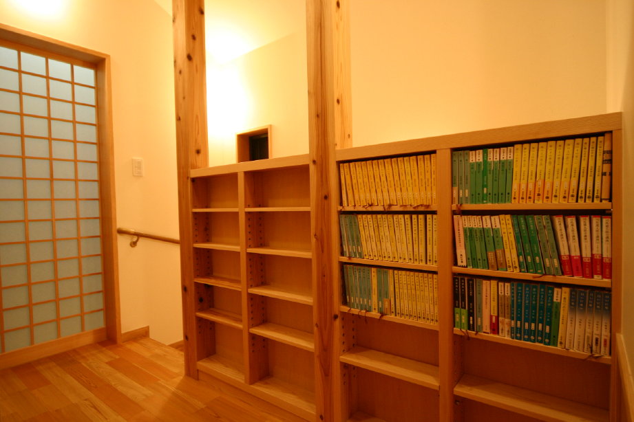 階段の手すりを兼ねた本棚