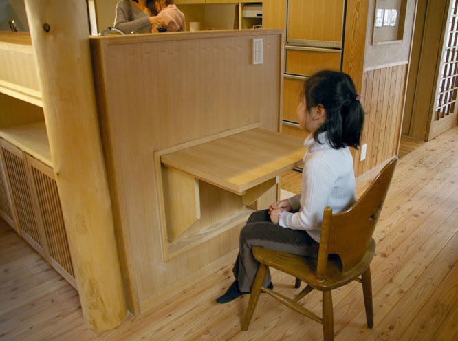 キッチン横の折り畳み式の子供用テーブル
