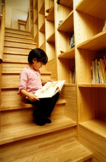 階段脇の本棚