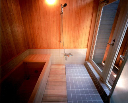 桧の特注のバスタブのある浴室